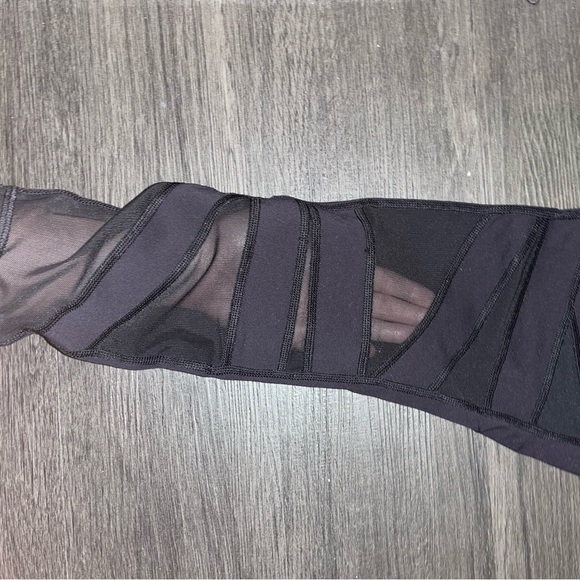 Lululemon Mesh ZigZag Leggings - Black Size 8 - Picture 3 of 4